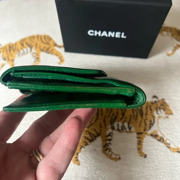 CHANEL rare colorway Green compact wallet - Picture 5 of 12